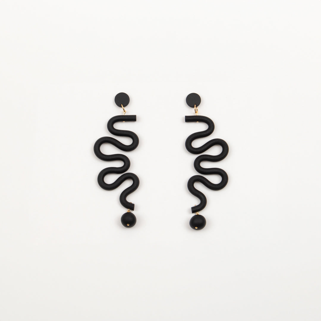 Squiggle earrings, black