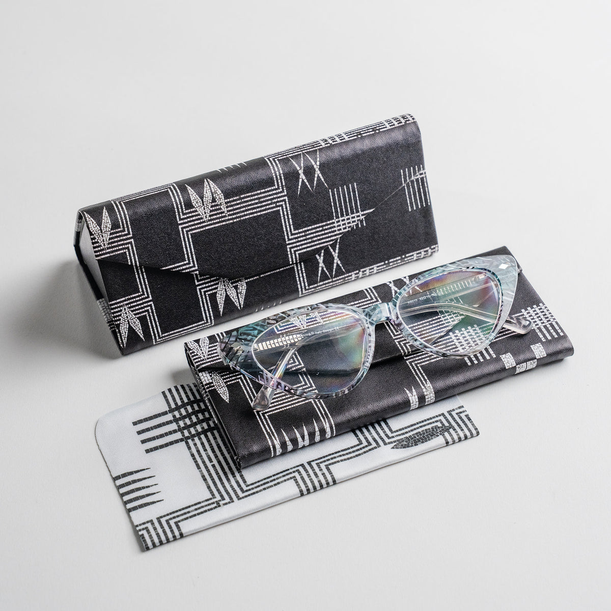 Barnes Mosaic collapsable eyeglass case